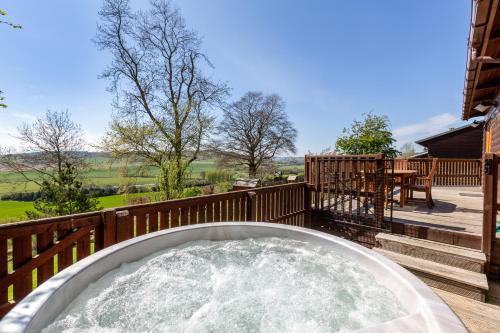 Mountain Ash Lodge with Hot Tub