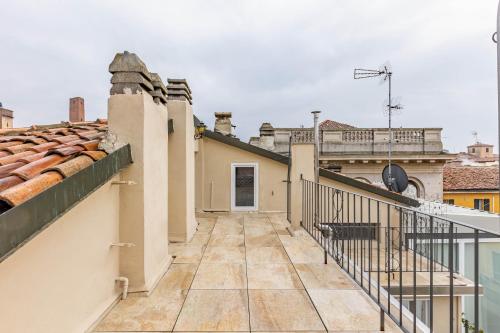  The Roof Apartment - CityCenter - by HOST4U in Pavia