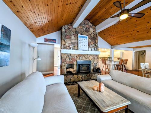 Konyha, Cozy Escape, Kawarthas Cottage With Sauna in Trent Lakes (ON)