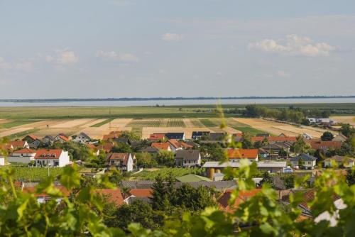 Weingut & Gästehaus zum Seeblick - Familie Sattler