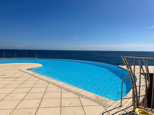 Swimming pool, Appartement dans residence pieds dans l’eau in Le Trayas Superieur