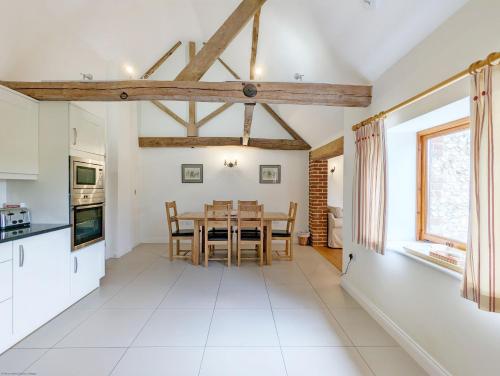 Old Root House Lavant - image 3