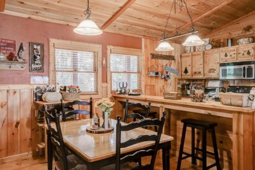 Amy Creek Cabin in Ellijay, USA