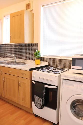 Unique 3 Bedroom House FREE WiFI & Parking in 利茲市郊