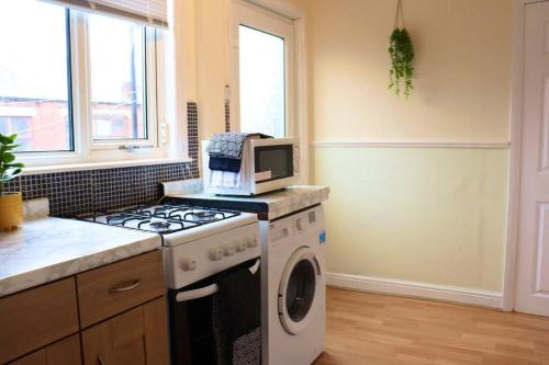 Unique 3 Bedroom House FREE WiFI & Parking in 利茲市郊