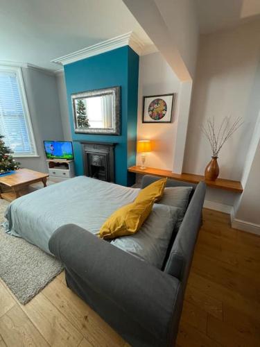 Gloucester Rd 2 mins away - Fab, new, trendy house in Bishopston
