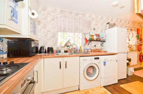 Kitchen, 3 Bed House - Sleeps 7 - Parking - Wifi in Whippingham and Osborne