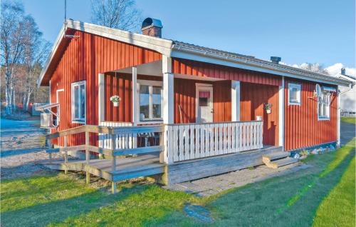 Two-Bedroom Holiday home with Lake View in Bullaren