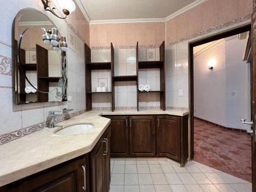 Casa Sonora: Cheerful 3BR Home close to dtwn w/ Outdoor Hot tub