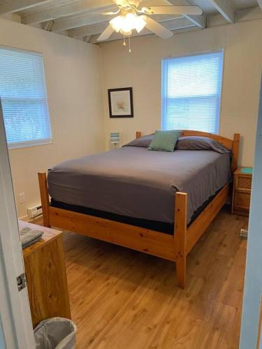 Guestroom, Cottage by the bay, sleeps 8 near Rehoboth beach in Long Neck (DE)