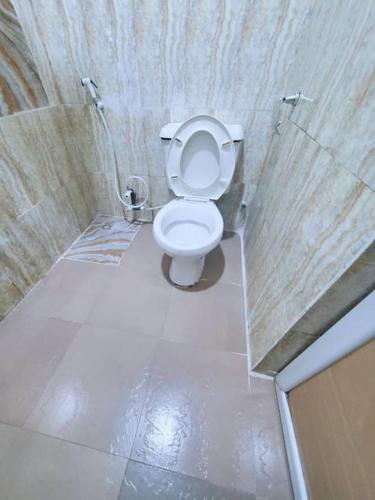 Homey 2-Bed-Apt 24HRS POWER & Unlimited Internet Access - image 4