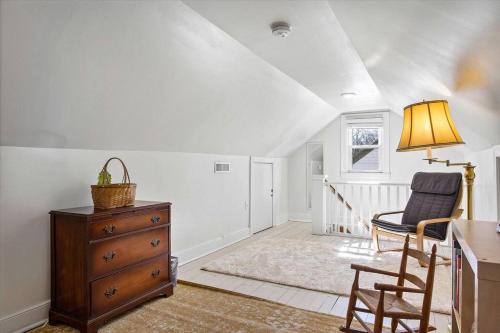 Private House Mins to Maymont Park, Trails & VCU!