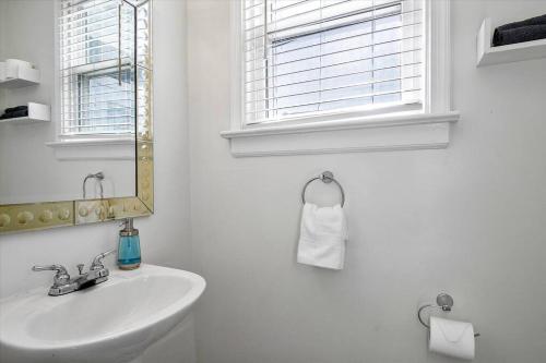 Private House Mins to Maymont Park, Trails & VCU!