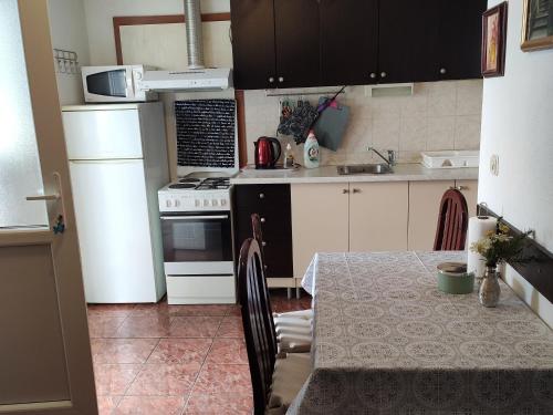 Apartments with parking space Supetar Brac - 2856 - image 2