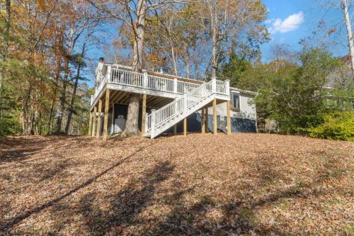 Gorgeous Riverfront Getaway with Private Dock!