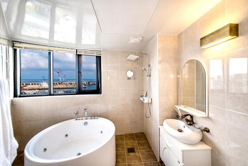 room detail thumbnail 2