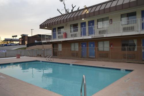 Kilátás, Travelodge by Wyndham San Antonio Lackland AFB North near Lackland Légierőbázis