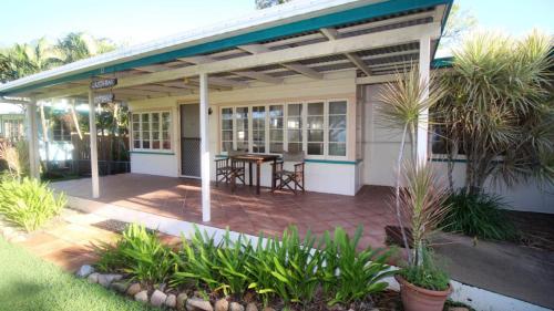 Castaway Cottage, Beachfront Arcadia