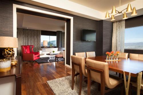 437016931 Kimpton Hotel Palomar Phoenix Cityscape by IHG