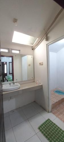 Bathroom, Bubuhan Kita Guest House Syariah in Pangkalanbuun