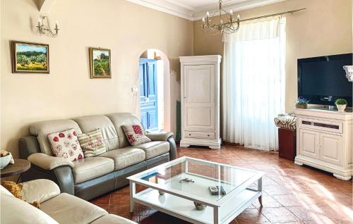Beautiful home in Rognonas with WiFi and 5 Bedrooms