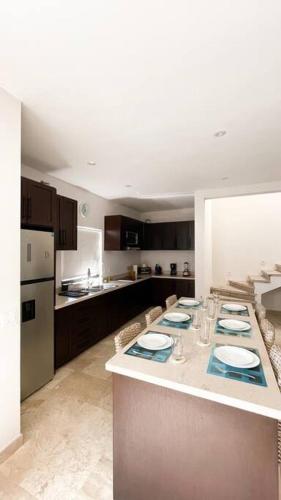 Casa BV: Beautiful new house short walk from beach in Buena Vista