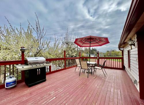 Seattle Home with 2 bedrooms a King bed Queen bed and an Extra Sofa Bed Located 10 minutes from SeaTac Airport and 20 minutes from Downtown Seattle Home with 2 bedrooms a King bed Queen bed and an Extra Sofa Bed Located 10 minutes from SeaTac Airport and 20 minutes from Downtown