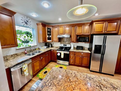 Seattle Home with 2 bedrooms a King bed Queen bed and an Extra Sofa Bed Located 10 minutes from SeaTac Airport and 20 minutes from Downtown Seattle Home with 2 bedrooms a King bed Queen bed and an Extra Sofa Bed Located 10 minutes from SeaTac Airport and 20 minutes from Downtown