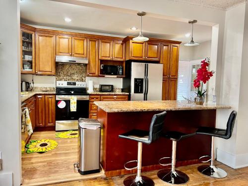 Seattle Home with 2 bedrooms a King bed Queen bed and an Extra Sofa Bed Located 10 minutes from SeaTac Airport and 20 minutes from Downtown Seattle Home with 2 bedrooms a King bed Queen bed and an Extra Sofa Bed Located 10 minutes from SeaTac Airport and 20 minutes from Downtown