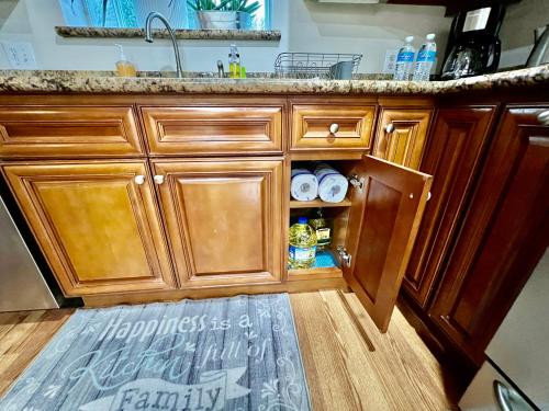 Seattle Home with 2 bedrooms a King bed Queen bed and an Extra Sofa Bed Located 10 minutes from SeaTac Airport and 20 minutes from Downtown Seattle Home with 2 bedrooms a King bed Queen bed and an Extra Sofa Bed Located 10 minutes from SeaTac Airport and 20 minutes from Downtown