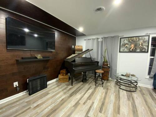 Artistic luxury home downtown/train to NYC/AirPort
