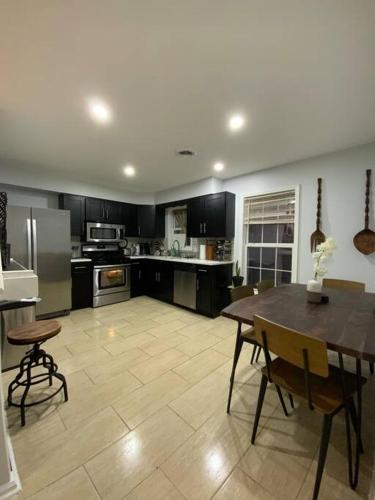 Artistic luxury home downtown/train to NYC/AirPort in Newark, USA