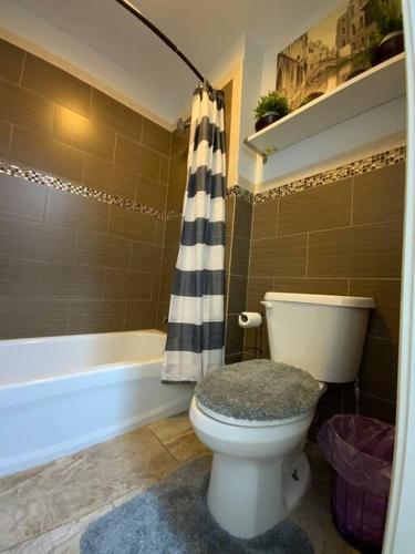 Artistic luxury home downtown/train to NYC/AirPort in Newark, USA