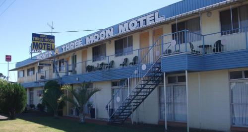 Three Moon Motel Monto