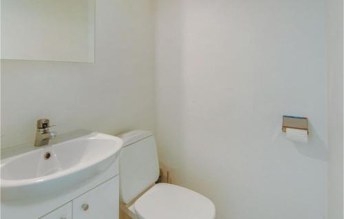 浴室, Awesome Home In Tösse With Kitchen (Awesome Home In Tosse With Kitchen) in 托塞