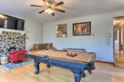 Poconos Retreat, 6 Mi to Shawnee Mountain Ski Area in East Stroudsburg, USA