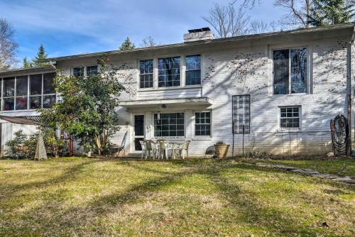 3 Mi to NIH! Spacious Bethesda Apt w/ Yard in Bethesda