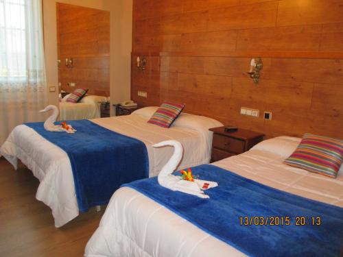 Twin Room with Parking Included image 3