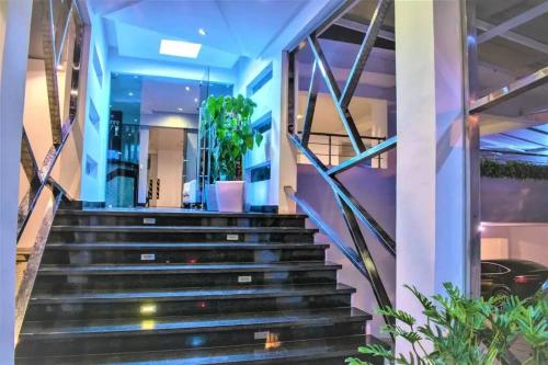 Modern 8th Floor Condo With POOL & SAUNA