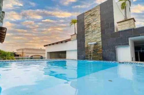 Modern 8th Floor Condo With POOL & SAUNA