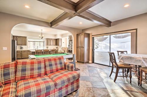 Pet-Friendly Stateline Home Less Than 2 Mi to Lake Tahoe!