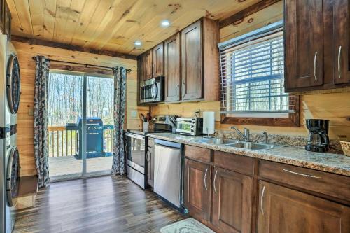 10 Mi to Drive-In Lakefront Trenton Cabin! in Trenton, USA