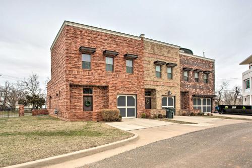 Edmond Escape with Pinball Machine and Patio! in Edmond, USA