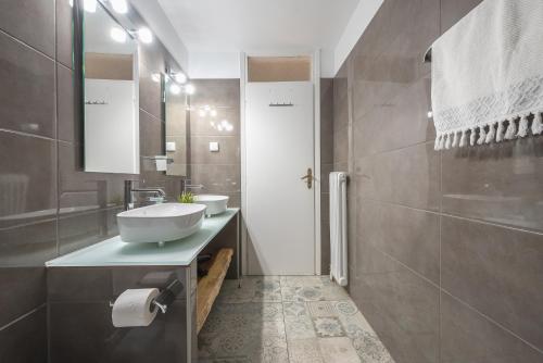 Athenian Niche in Plaka - 4 Bdrm Villa - 10 adults - image 14