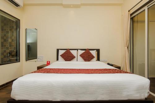 Hotel Divine Residency Near Phoenix Marketcity