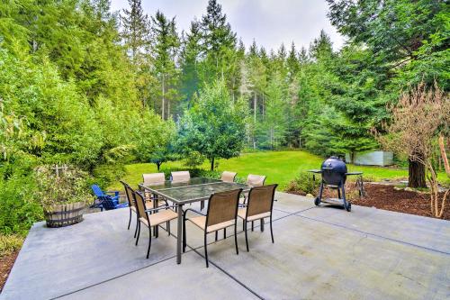 Private Indianola House with Patio and Fire Pit