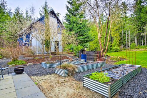 Private Indianola House with Patio and Fire Pit