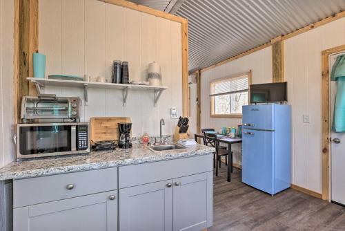 Cozy Studio Cabin in Tallassee with Water View! in Tallassee, USA