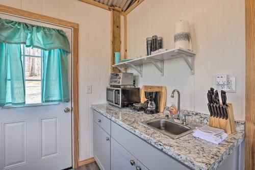 Cozy Studio Cabin in Tallassee with Water View! in Tallassee, USA