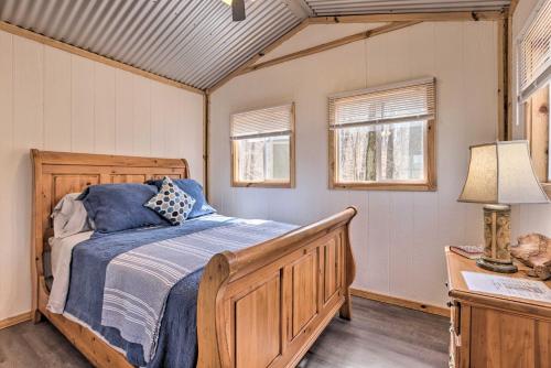 Cozy Studio Cabin in Tallassee with Water View! in Tallassee, USA